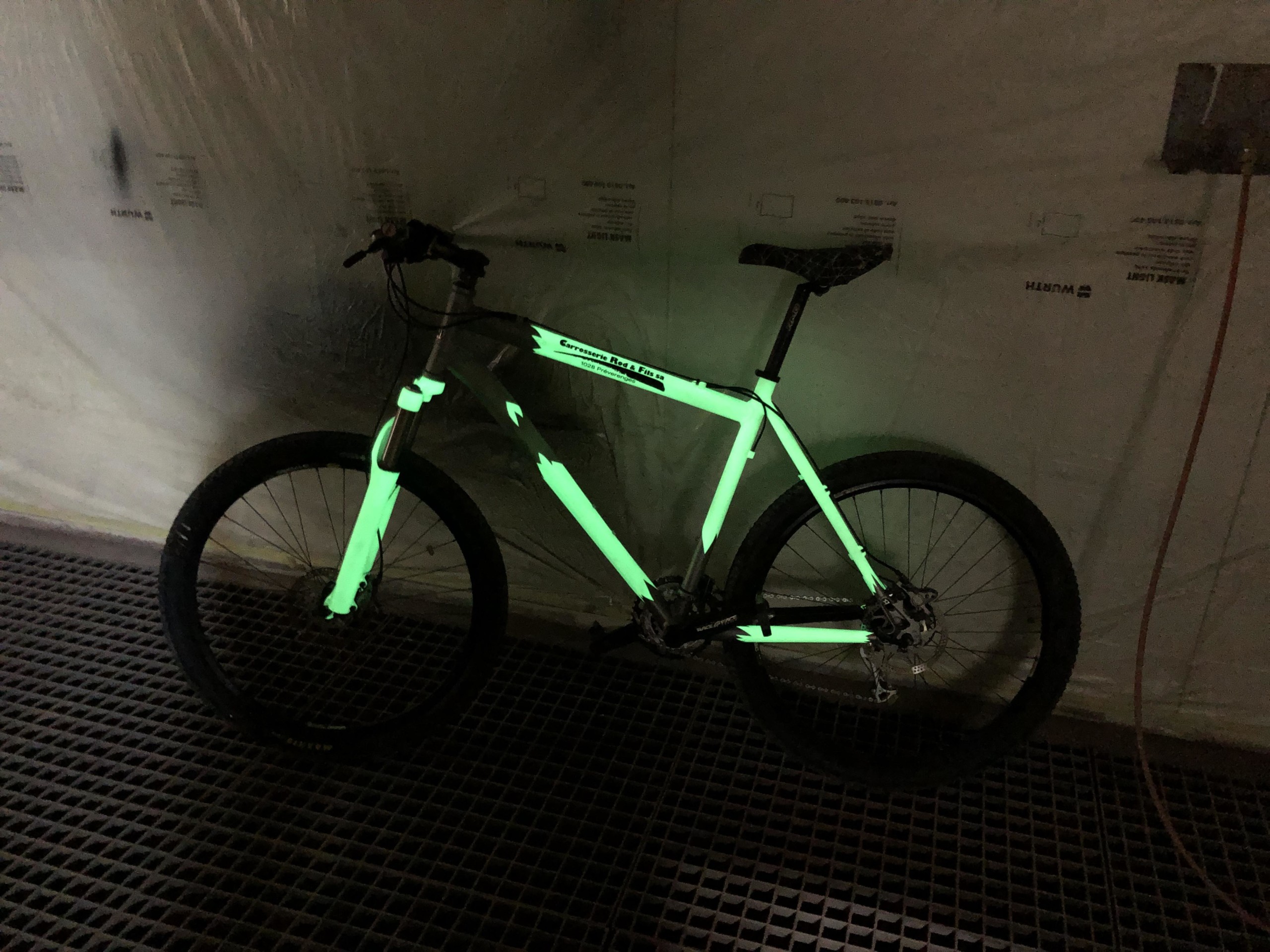 Osez la peinture phosphorescente pour customiser votre vélo !